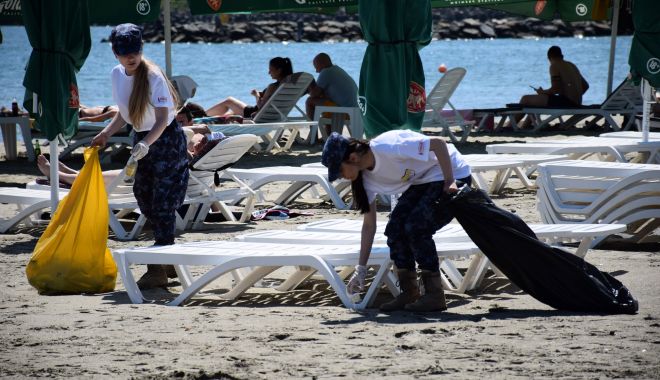 GALERIE FOTO. Elevii militari au făcut curăţenie pe plaja din Mamaia - elevi0-1623138969.jpg