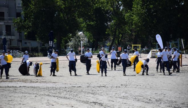 GALERIE FOTO. Elevii militari au făcut curăţenie pe plaja din Mamaia - elevi1-1623139033.jpg