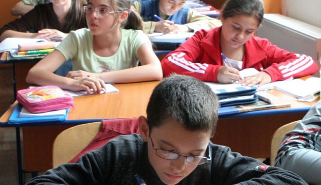 Joi și vineri nu fac școală - elevi11-1318853314.jpg