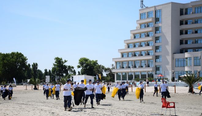 GALERIE FOTO. Elevii militari au făcut curăţenie pe plaja din Mamaia - elevi2-1623139050.jpg