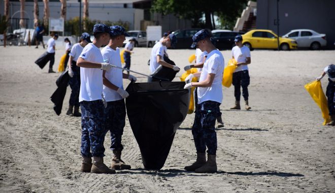 GALERIE FOTO. Elevii militari au făcut curăţenie pe plaja din Mamaia - elevi3-1623139066.jpg