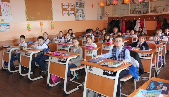 Atenție, se pregătește ceva! Cursuri doar dimineața - eleviclasascoala124-1444978773.jpg