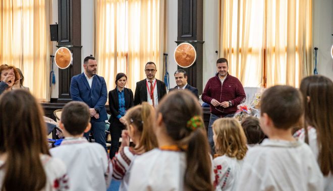 Stelian Gima şi Florin Cocargeanu, colindaţi de elevii Şcolii Gimnaziale Spectrum - elevicolindprimarie-1671474282.jpg