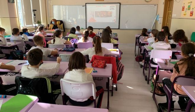 Elevi constănțeni și bucureșteni desenează în culorile prieteniei - eleviconstanteni-1638212217.jpg