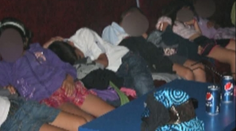 Copiii dorm pe canapele, iar profesorii dansează lângă ei VIDEO - elevidorminclub47820300-1315471463.jpg
