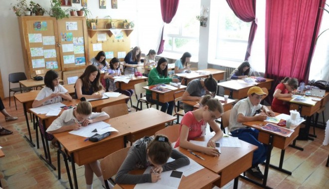 Învățătoarea Nicoleta Dincu ripostează - eleviexamen-1405923045.jpg