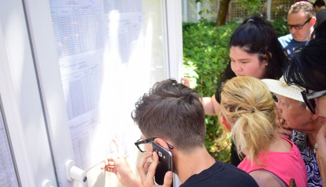 Șiroaie de lacrimi la Evaluarea Națională. Cine a plâns de bucurie și cine a hohotit a jale - eleviexameneevaluarenationala27-1529423193.jpg