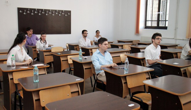 Elevii de 10 de la Bac  și Evaluarea Națională, premiați cu bani - elevii-1404924942.jpg