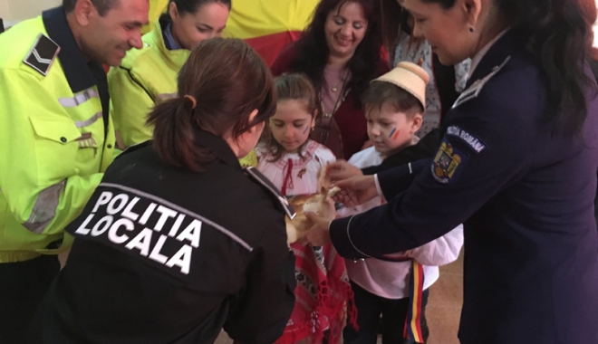 Polițiștii constănțeni, întâmpinați  de elevi  cu pâine și sare - elevii-1480443258.jpg