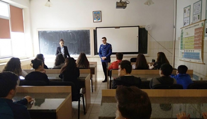 Elevii constănțeni, vizitați de jandarmi  și reprezentanți  ai Agenției Naționale Antidrog - elevii-1488481559.jpg