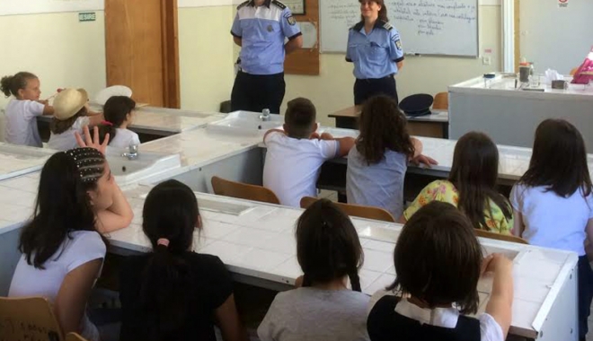 Elevii școlilor gimnaziale, instruiți pentru o zi de polițiștii constănțeni - elevii-1496852839.jpg