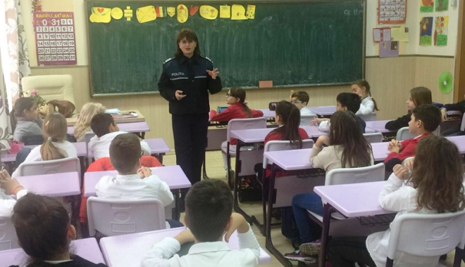 Elevii din județul Constanța, vizitați de polițiști - elevii-1510323915.jpg