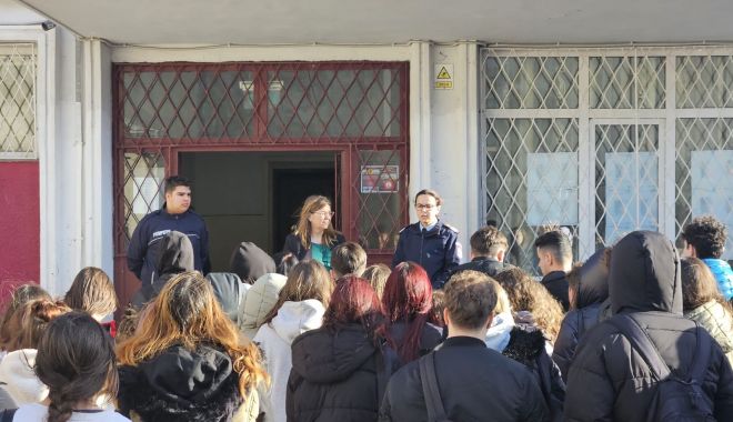 Elevii din Constanţa, învăţaţi cum să reacţioneze în caz de cutremur - elevii-invata-cum-sa-se-comporte-1707230325.jpg