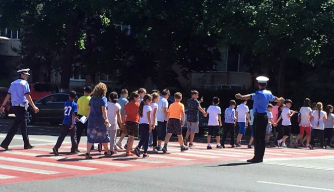 Elevii școlilor gimnaziale, instruiți pentru o zi de polițiștii constănțeni - elevii1-1496852852.jpg