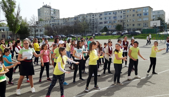 Elevii constănțeni au dansat pentru sănătate - eleviiaudansat-1460135578.jpg