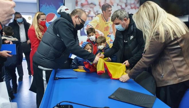 Elevii Centrelor de educaţie incluzivă, faţă în faţă cu Gheorghe Hagi - eleviicentrelor-1637262253.jpg
