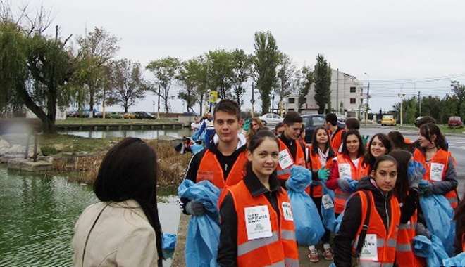 Elevii Colegiului Pedagogic  fac curățenie  pe malul lacului Tăbăcărie - eleviicolegiului-1476806149.jpg