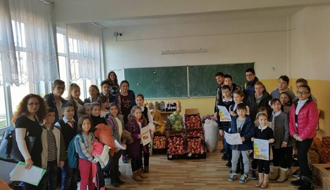 Elevii constănțeni au donat alimente familiilor nevoiașe - eleviiconstanteni-1479659137.jpg