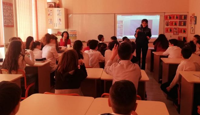 Elevii constănțeni, vizitați de polițiști - eleviiconstanteni-1552615978.jpg