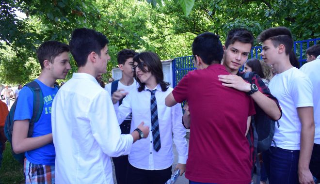 Panică printre elevii constănţeni! Este posibil să rămână fără burse! - eleviiconstanteni-1608028064.jpg