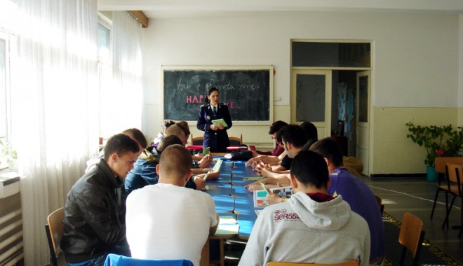 Elevii constănțeni, în vizită  la polițiștii de la Ordine Publică - eleviiconstanteniinvizita-1397060646.jpg