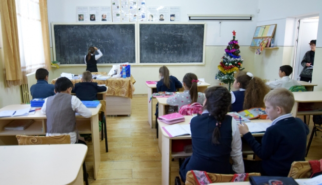 Cum este sărbătorită Ziua Educației în școlile din Constanța - eleviiconstatenimerglascoala-1507049198.jpg