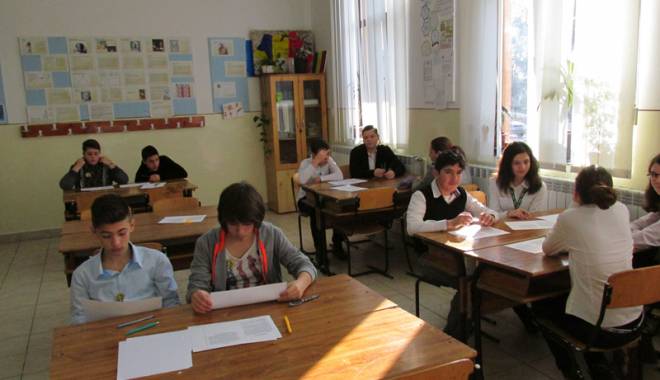 Elevii de clasa a VI-a intră  în examen - eleviideavia-1433165864.jpg