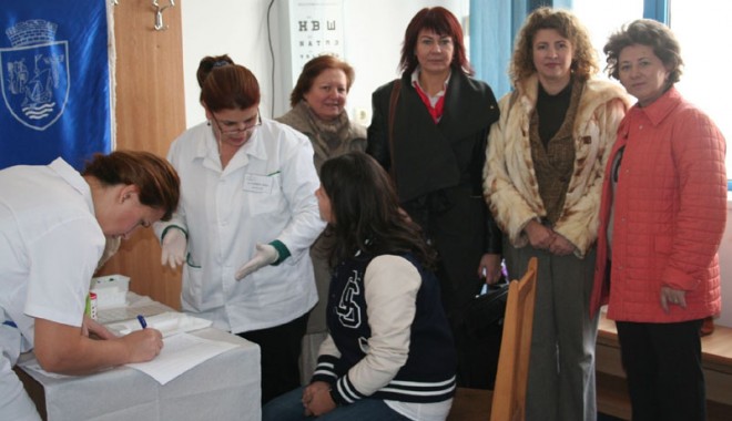 Elevii de liceu din Mangalia donează sânge - eleviidinmangalia-1386781569.jpg