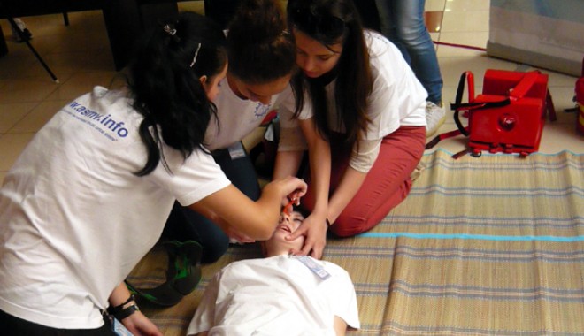Elevii din Medgidia participă la cursuri medicale - eleviidinmedgidia-1401290499.jpg