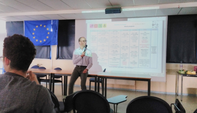 Elevii francezi  le-au predat colegilor români lecții  de prim ajutor - eleviifrancezi-1492012074.jpg