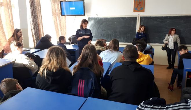 Elevii Liceului de Marină, vizitați de polițiști - eleviiliceului2-1550184072.jpg