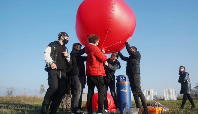Elevii Liceului „Ovidius” au construit un microsatelit şi l-au ridicat în aer - eleviiliceuluiovidius1-1637694569.jpg