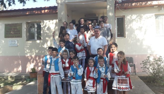 Elevii Liceului Poarta Albă, în vizită la vârstnicii de la Centrul de Îngrijire - eleviiliceuluipoartaalba-1570047722.jpg