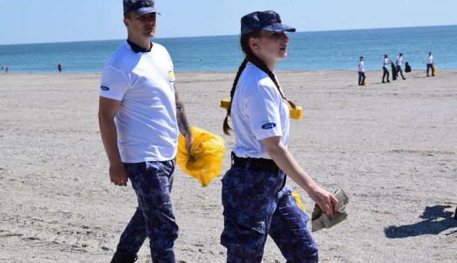 Elevii militari au întins naturii o mână de ajutor pentru ecologizarea plajelor - eleviimilitari-1623261470.jpg