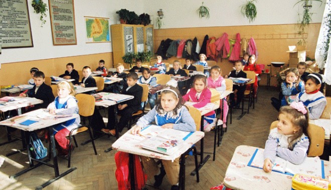 Cotizația părinților pentru fondul școlii, ilegală?! - eleviinbanci-1345136210.jpg