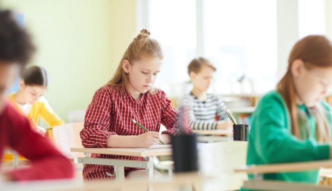 Emoții pentru elevii constănțeni! Azi are loc etapa județeană a Olimpiadei Naționale de Matematică și Concursului Adolf Haimovici - eleviinbanciinsaladeclasalascoal-1648284938.jpg