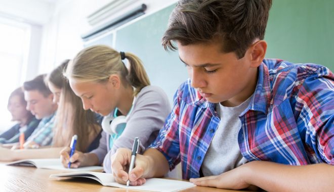 Notele de la simularea examenelor de Evaluare Națională și BAC 2019 pot fi trecute în catalog - eleviinclasa2-1551361027.jpg