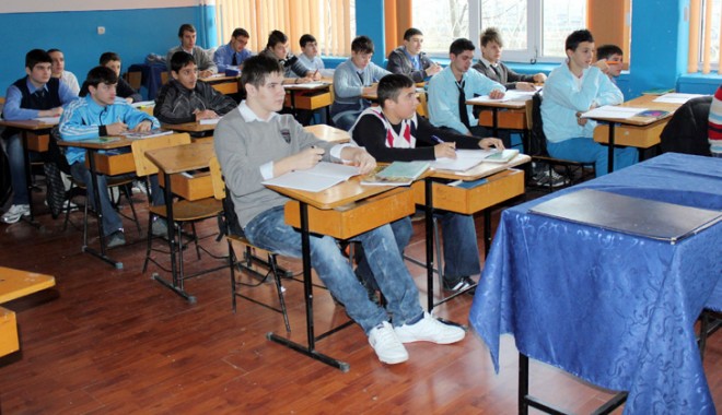 Viitorii marinari își omagiază ilustrul înaintaș - eleviinsaladeclasa-1327070008.jpg