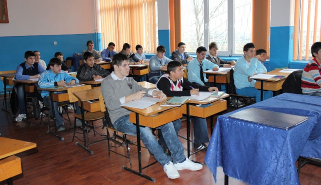 Elevii constănțeni au chiulit milioane de ore! - eleviinsaladeclasa-1352146595.jpg