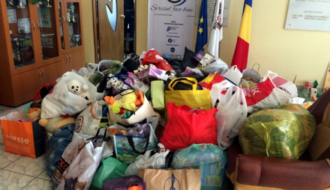 Elevii Școlii nr. 39 dăruiesc bucurie copiilor din Râmnic - eleviiscolii39-1460653345.jpg
