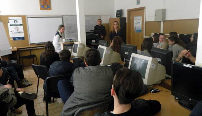 Elevii școlilor din Constanța, lecții despre droguri și violență - eleviiscolilordinct-1427479629.jpg