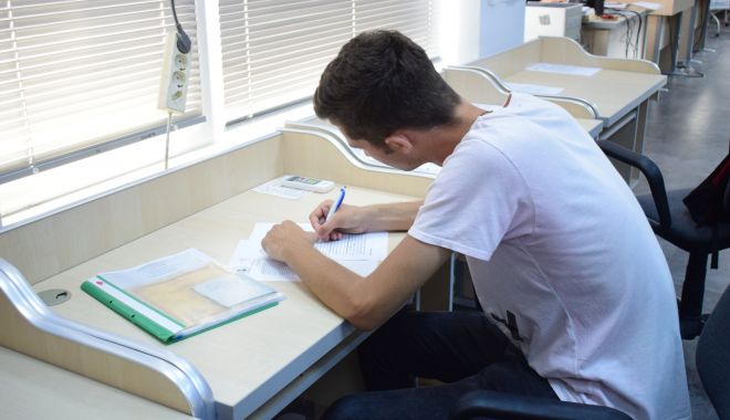 Elevii şi studenţii, supăraţi că nu au fost invitaţi la prezentarea proiectului “România educată” - eleviisistudentii-1625740325.jpg