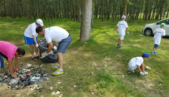 Elevii și voluntarii au făcut curat  pe malurile Dunării - eleviisivoluntarii1-1467650346.jpg