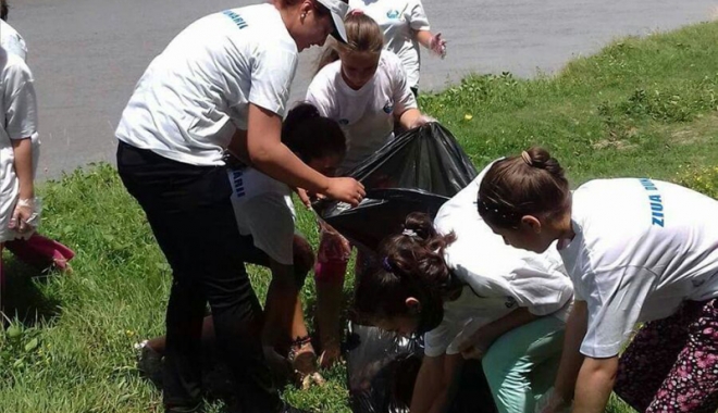 Elevii și voluntarii au făcut curat  pe malurile Dunării - eleviisivoluntarii3-1467650370.jpg