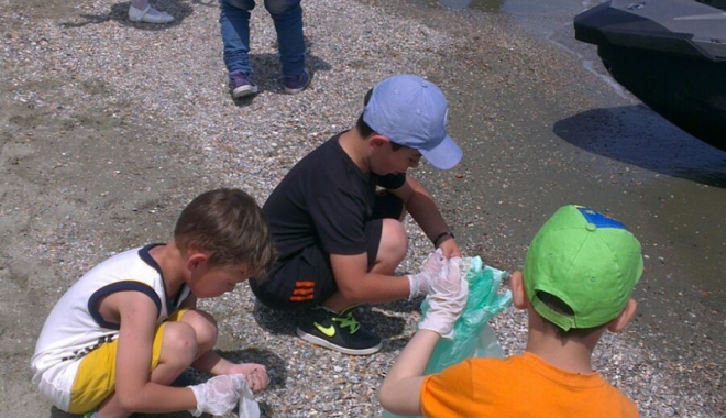 Elevii și voluntarii au făcut curat  pe malurile Dunării - eleviisivoluntarii4-1467650379.jpg