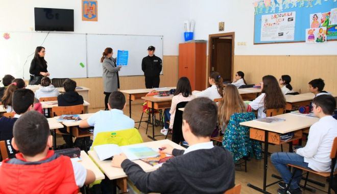 Elevii, instruiți cum să folosească dispenserele cu dezinfectanți - eleviisuntinstruiti2-1583074094.jpg