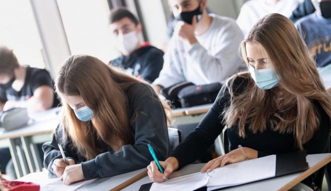 Elevii, supăraţi că ministrul Educaţiei taie o parte din burse, după orele online - eleviisuparati-1633629051.jpg