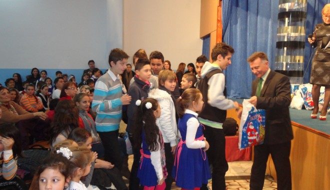 Elevi din Medgidia, premiați de Moș Nicolae - elevimedgidia-1354804695.jpg