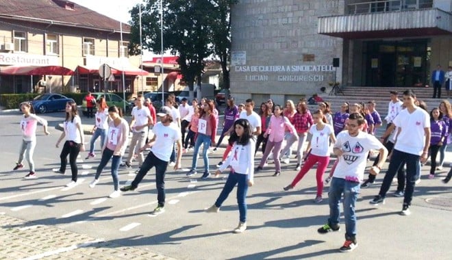 Elevii medgidieni luptă împotriva cancerului și a violenței - elevimedgidieni-1412266641.jpg