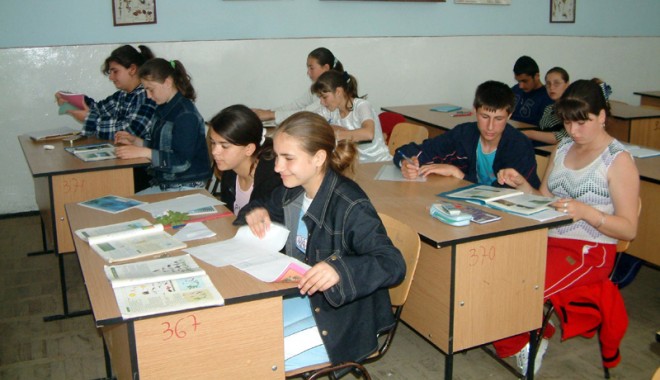 Uite cine vrea să predea carte elevilor constănțeni! - eleviscoalaciocarliagf1-1327069748.jpg